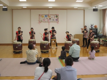 おじょも太鼓の演奏。