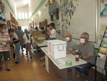 バザー風景　地域の方と中学生と・・・