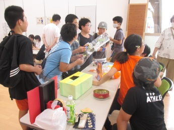 地域の子ども会のくじ引きコーナー。