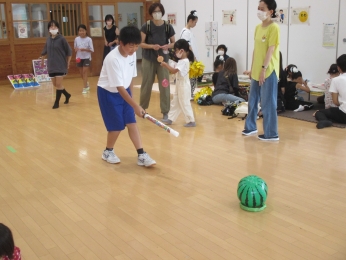 ビーチボールでスイカ割り？