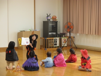 先生にハロウィンの絵本を読んでもらって・・・