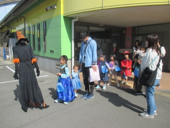 近隣のお店にGO！ハロウィンパレードに出発！