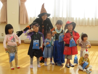 プリンセス、消防士、ニワトリなどかわいい仮装でハイ！ポーズ。