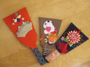 飾ってみました。古布で作った羽子板。繊細な手仕事です。