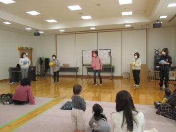 職員みんなでまりつき。転がらないように・・・