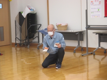 こま回しの新技！！2枚の羽子板の上を行ったり来たり・・・