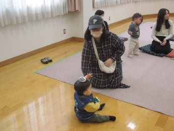 頭の上にちょこんと・・・おじゃみ遊び。