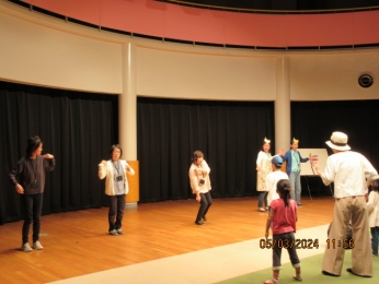 ふれあい遊び　ひっつきもっつき　親子で遊んでね。