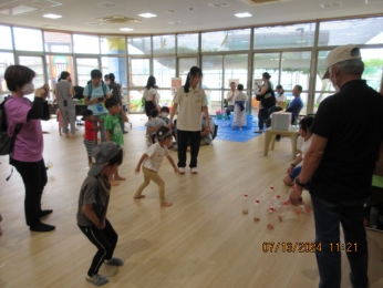 ヨーヨー釣り、くじ引き、ボーリング、わなげなど幼児さんから楽しめます。