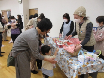 お土産をもらってニコニコ笑顔。