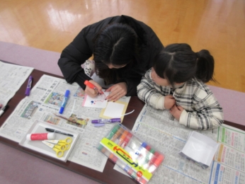 ネコちゃんは何色にする？親子で相談中！