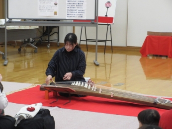 春の曲をお琴で演奏してくれました。