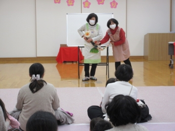 エプロンシアター　みんな知ってるはらぺこあおむしが登場。