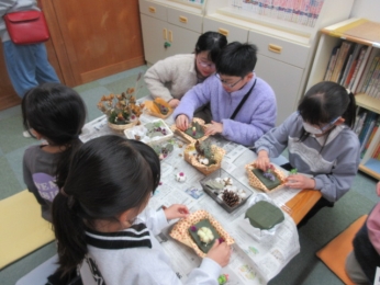 読み聞かせの後はクラフト体験。