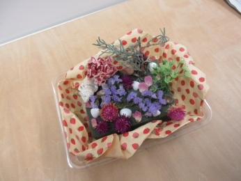 ドライフラワーのアレンジメントの完成。