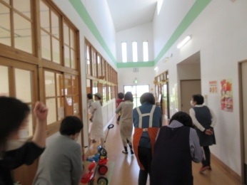 非常口から避難。ゆっくり落ち着いて・・・