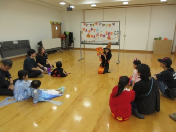 自己紹介と「ハロウィンてなあに」の絵本をよんで・・・