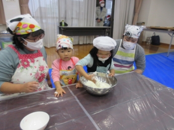 粉をこねて・・・家族やお友達と・・・おいしくな～れ。