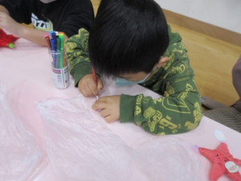 サンタさんの顔を描いて・・・