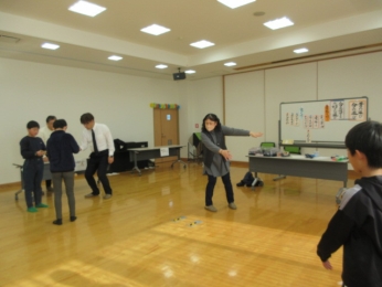 羽根つきはバドミントンの要領で・・・