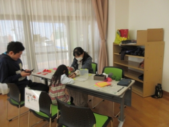 ピカチュウの折り紙を作成中。